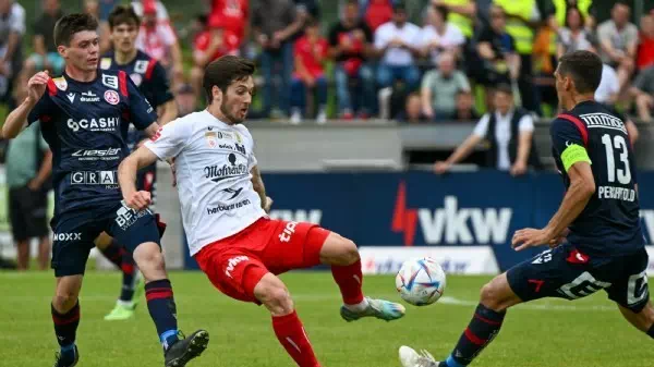 Dornbirn beim GAK - Rothosen stehen bei Rotjacken mit Rücken zur Wand