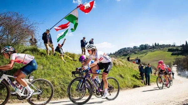 Klassiker in Italien - Für einen Tag schwärmen Radprofis über Schotter