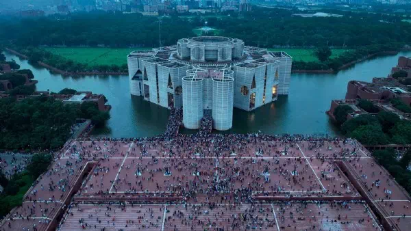 Protest in Bangladesch - Parlament nach Sturz der Regierung aufgelöst