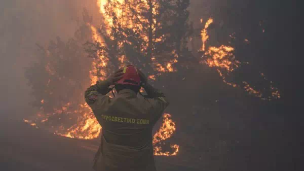 Riesige Rauchwolke - Feuerwehr kann Inferno bei Athen nicht stoppen