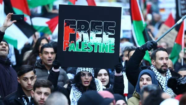 Pyrotechnik, Steine - Polizisten bei Palästina-Demo in Berlin attackiert