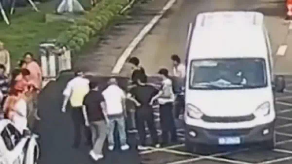Polizisten fassungslos - 33 Personen steigen aus Transporter aus