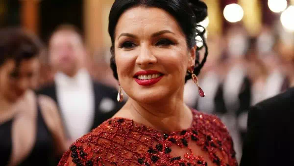 Wirbel in Wiesbaden - Hunderte Menschen protestieren gegen Netrebko