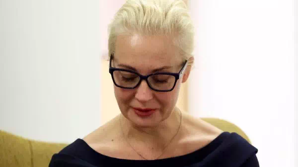 Kreml lästert - Nawalnys Witwe teilt Bild mit trauernder Tochter