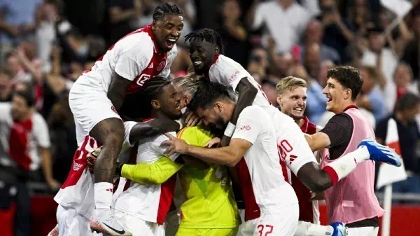Europacup-Wahnsinn   - Ajax steigt erst nach 34 (!) Elfern in Playoff auf