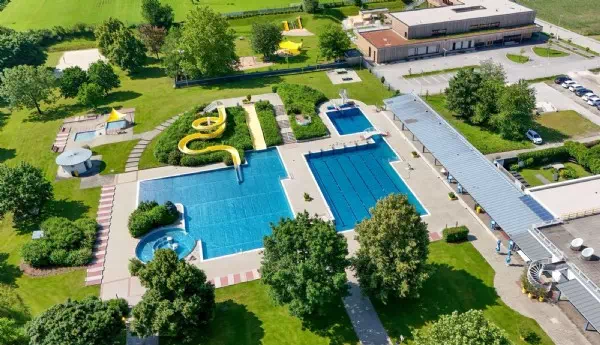 Unbefugt im Freibad - 14-jähriger Bursch schlug Bademeister ins Gesicht