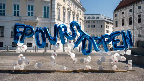 Roter Protest - Mit Luftballons gegen Neuauflage von Schwarz-Blau