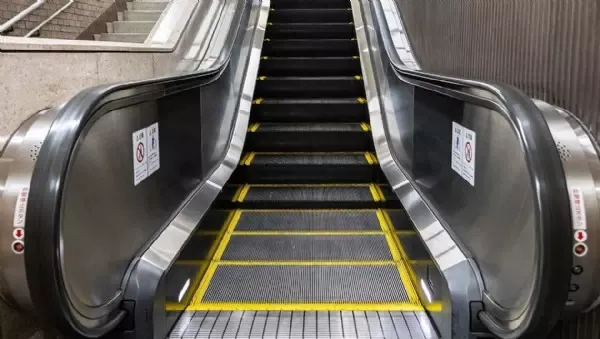 Hauptbahnhof München - Teenager stoßen Reisende Rolltreppe hinunter