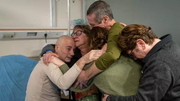 Rührendes Treffen - Geiseln nach 128 Tagen wieder mit Familien vereint