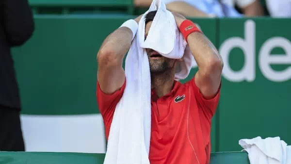 Von Flasche getroffen - Djokovic beruhigt: „Ruhe mich mit Eisbeutel aus“