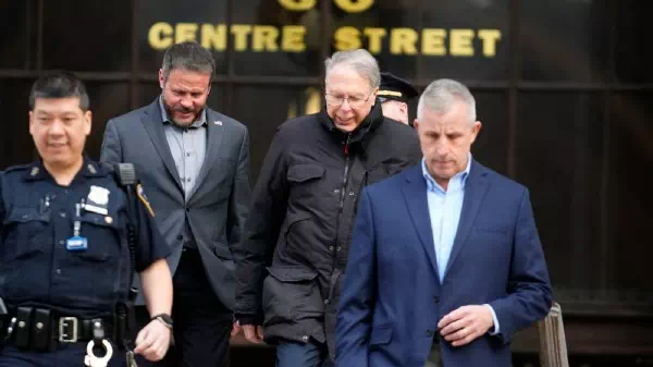 5,4 Millionen Dollar - Urteil in NY: Ex-Waffenlobby-Chef veruntreute Geld