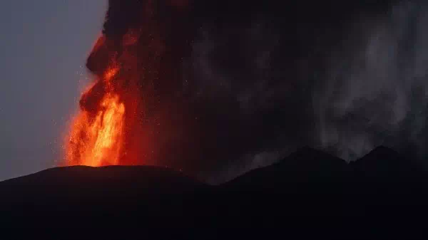 Es regnete Asche - Ätna wieder aktiv: Fünf Kilometer hohe Rauchsäule
