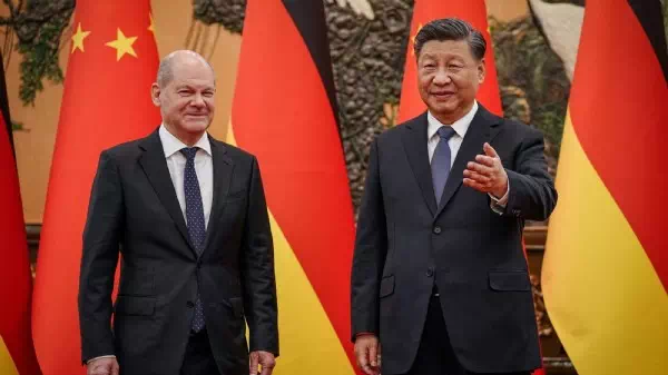 Hat „nie geraucht“ - Scholz gibt an chinesischer Uni Cannabis-Tipps