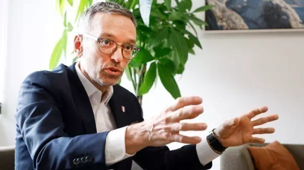 Politischer Fußball - Kanzleramt verlost EM-Ball mit Promisignatur