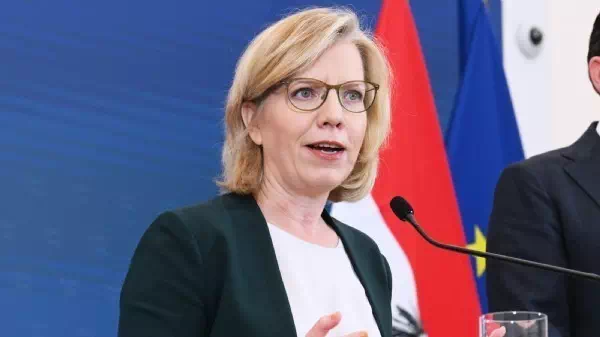 Besatzung gerettet - Griechischer Öltanker im Roten Meer beschossen