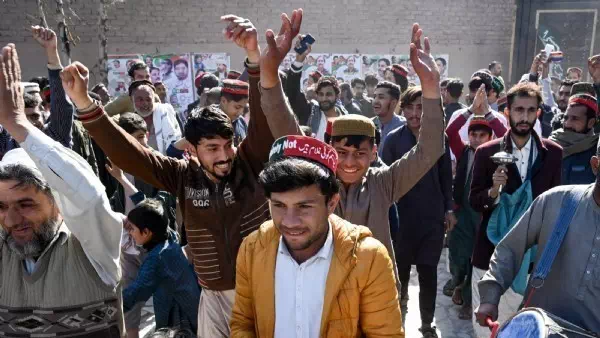Wahl in Pakistan - Kandidaten mit Bezug zu Ex-Premier liegen vorne