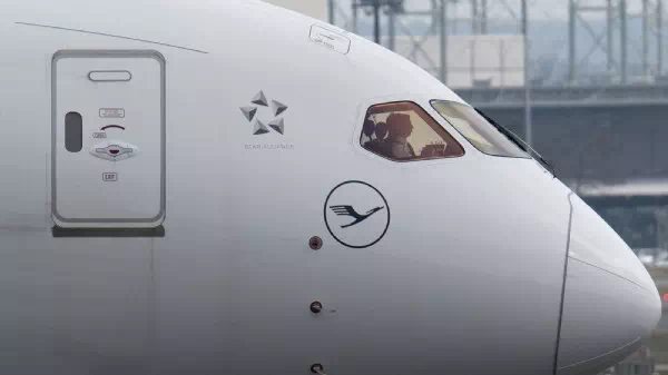 Zehntausende betroffen - Lufthansa-Kabinenpersonal streikt jetzt in München