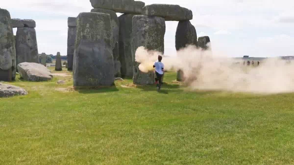Legendäres Wahrzeichen - Klima-Aktivisten sprühen Stonehenge mit Farbe ein