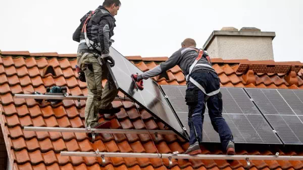 Fehler bei Montage - Dunkle Gewitterwolken über den Fotovoltaik-Dächern