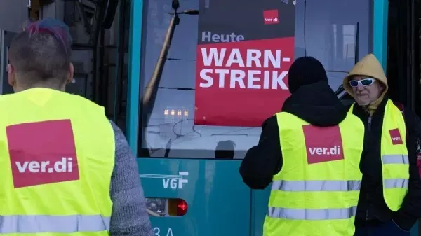 Protest in Deutschland - Klimaaktivisten unterstützen streikende Busfahrer