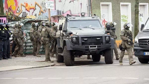 Blendgranaten, Panzer - Jagd auf letzte RAF-Männer in Berlin: Festnahmen