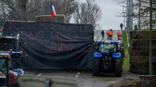 Wollen Premier treffen - Protest: Bauern blockieren französisches AKW