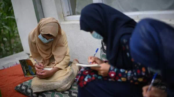 „Unmoralisch“ - Taliban untersagen Sendern Kontakt zu Mädchen