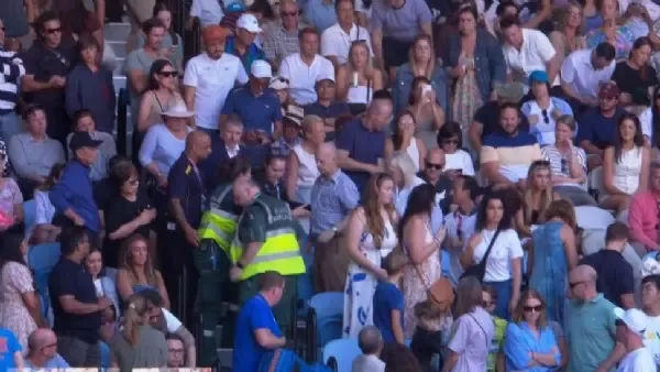 Bei Halbfinal-Hit - Minutenlange Stille! Fan-Notfall auf der Tribüne