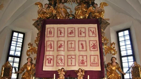 Junge Fastentücher - Tausende Kreuzln bilden in 13 Kirchen den Kreuzweg