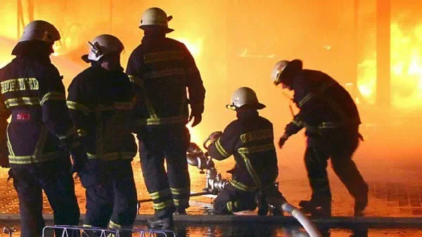 Großer Brand im Hafen - XXL-Wolke macht Hamburg Sorgen – eventuell giftig!