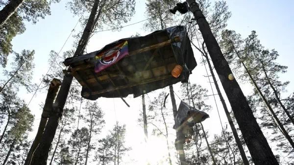 Soll „länger“ dauern - Berlin: Aktivisten besetzen Wald bei Tesla-Protest