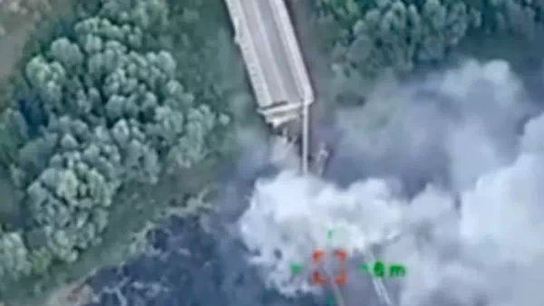 Route unterbrochen - Ukrainische Luftwaffe zerstörte wichtige Brücke