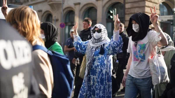 Polizei vor Ort - Pro-Palästina-Demo: Berliner Humboldt-Uni geräumt