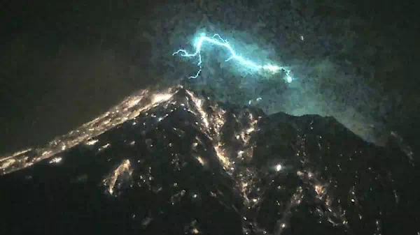 Spektakuläre Bilder - Kamera filmt Ausbruch des Vulkans Sakurajima