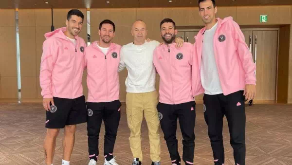 Messi und Co. strahlen - Legendär! Einstige Barcelona-Helden wieder vereint