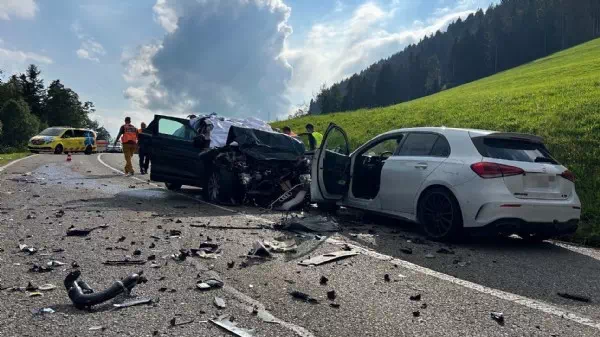 Besuch in der Schweiz - Enkel (9) und Großeltern sterben bei Horrorcrash