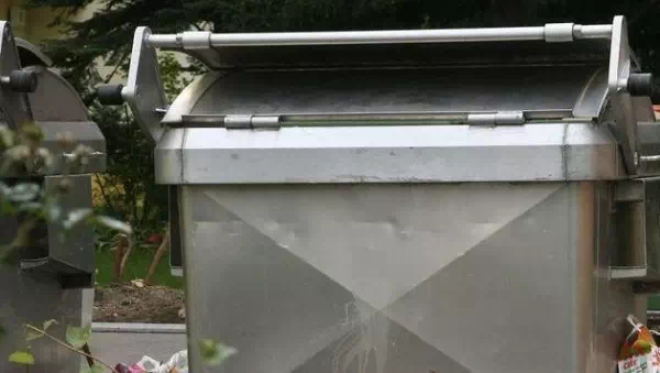 Schockfund nahe Turin - Mann findet in Müllcontainer Neugeborenes: Es lebt