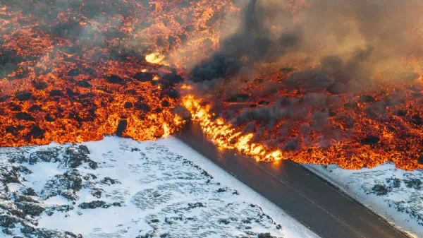 Beeindruckende Bilder - Lavamassen verschlingen Straße in Island