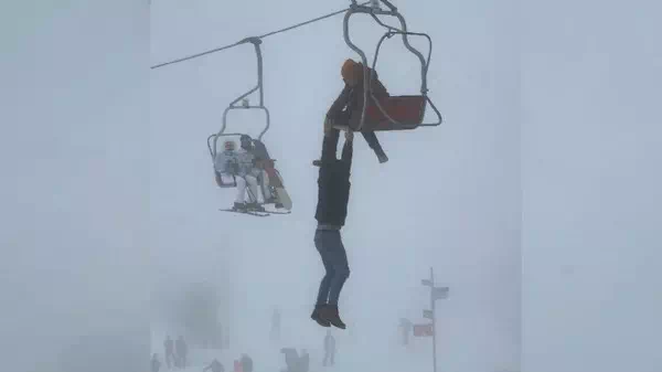 Bange Sekunden - Ski-Tourist baumelt verzweifelt an Sessellift