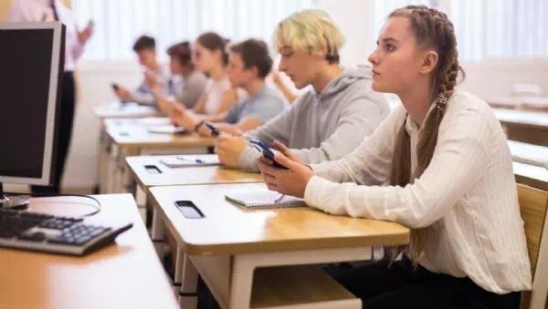 Digitale Zukunft - KI hat im Klassenzimmer Platz genommen