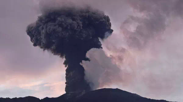 1300 m hohe Aschewolke - Vulkan Marapi auf Sumatra erneut ausgebrochen