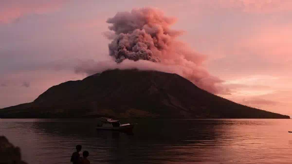 Weiter Tsunami-Gefahr - Indonesien: Vulkan Ruang neuerlich ausgebrochen
