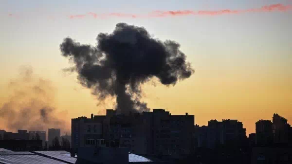 Drohnen und Raketen - „Bleibt in Schutzräumen“: Explosionen über Kiew
