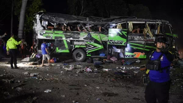 Dutzende Verletzte - Schulbus in Indonesien verunglückt – elf Tote