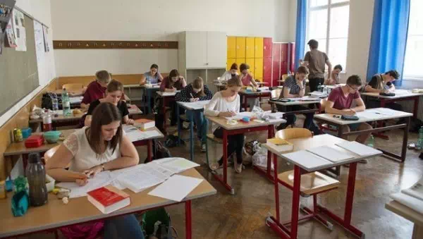 Experten am Wort - Schulreform: Rote und blaue Pläne unter der Lupe