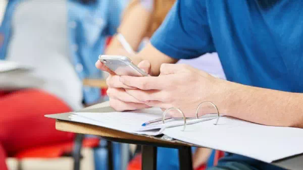 Griechen greifen durch - Handy bleibt in der Schultasche – sonst Verweis!
