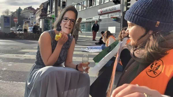 Straße blockiert - Mikl-Leiter: Klimakleber „gratulierten“ zum 60er