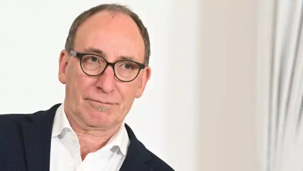 Die Sammler von Paris - „Habe daheim ein Museum mit 300.000 Pins“