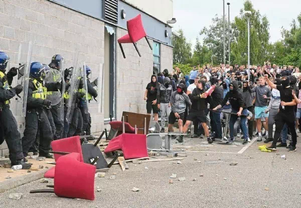 Politologin überzeugt: - „Nur Hoffnung kann die Briten-Krawalle beenden“