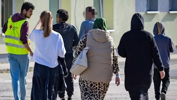 Deutsches Modell - Bezahlkarte statt Cash: Erste Asylwerber reisen ab